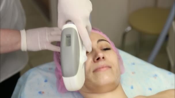 Young woman doing cosmetology laser therapy — Stock Video