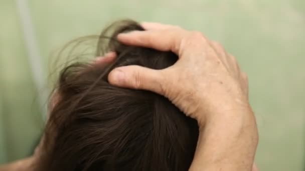 Mujer haciendo masaje de la cabeza — Vídeo de stock