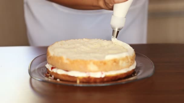 Готовим торт с кремом — стоковое видео