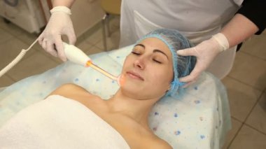bir kadın yüz yeni teknolojilerin yardımı ile Temizleme