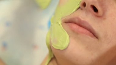 Yeşil maske yüzünde kadınla