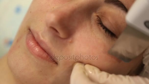 Очищення обличчя ультразвуковою скраберою — стокове відео