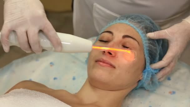 Nettoyage du visage d'une femme à l'aide des nouvelles technologies — Video