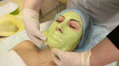 Yeşil maske yüzünde kadınla