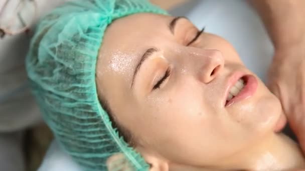 Frau tut Gesichtsmassage — Stockvideo