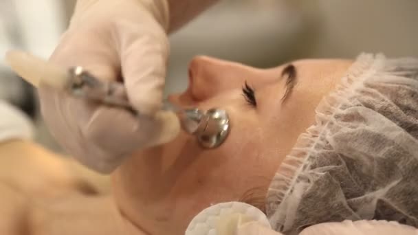 Cosmetologist κάνει μασάζ προσώπου — Αρχείο Βίντεο