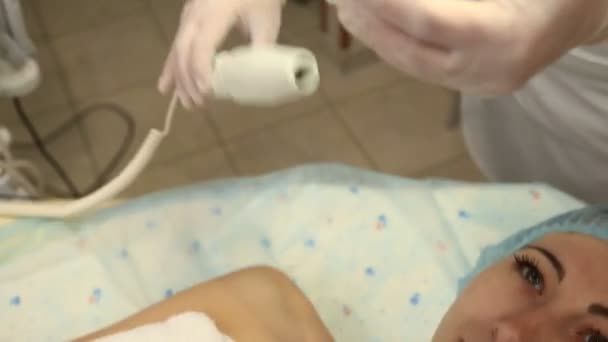 Esteticista preparado para el procedimiento — Vídeo de stock