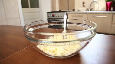 bir plaka mutfak masasının üzerinde beyaz peynir