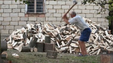 bir balta ile koşan adam