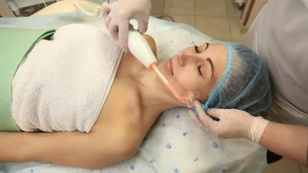 Cleaning of the face of a woman with the help of new technologies — Stock Video