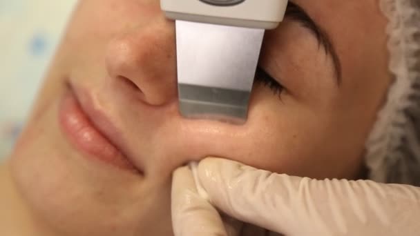 Limpieza facial con una skrabera ultrasónica — Vídeo de stock