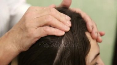 kadının baş masaj yapması
