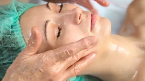 Žena dělá masáž obličeje — Stock video