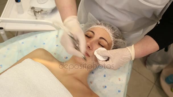 Cosmetologist doing facial massage — Stock Video