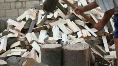 bir balta ile koşan adam