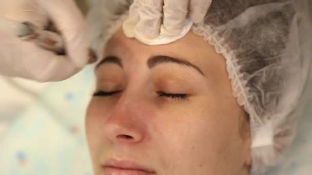 Cosmetologist fazendo massagem facial — Vídeo de Stock