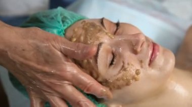 bir kadının yüzünde muz maskesi