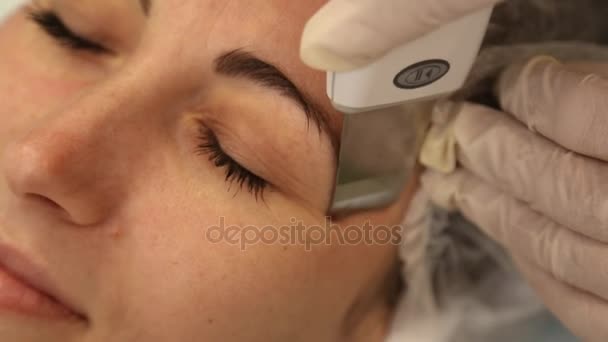 Oczyszczania twarzy z ultradźwiękowy skrabera — Wideo stockowe