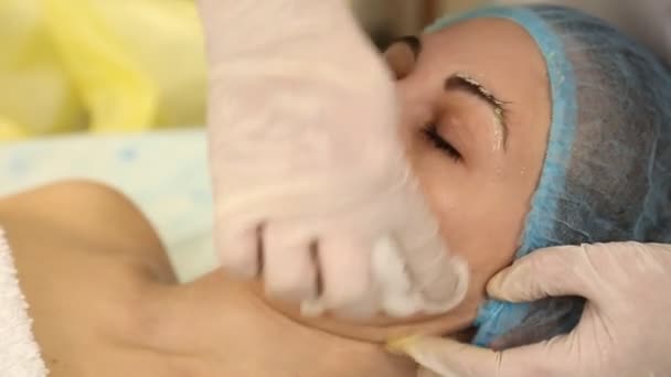 Cosmetologist woman wipes her face — Stock Video
