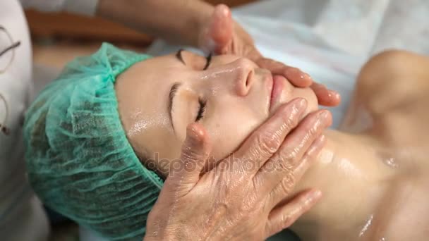 Жінка робить масаж обличчя — стокове відео