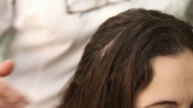 kadının baş masaj yapması