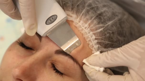 Facial cleansing with an ultrasonic skrabera — Stock Video