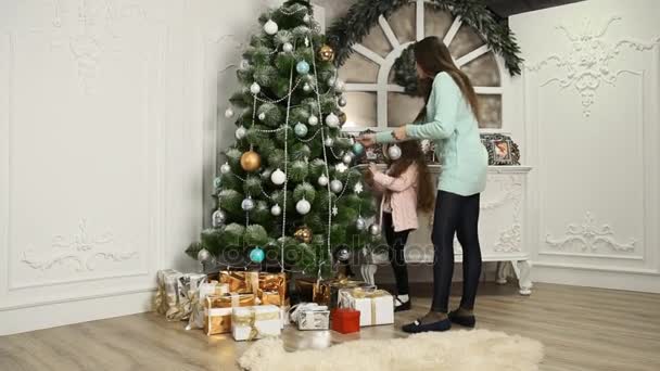 Moeder en dochter Christmas tree decoreren — Stockvideo