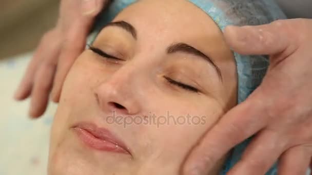 Kosmetolog grädde ansikte utstryk klient — Stockvideo