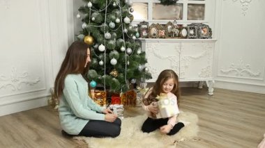 Anne kızı bir hediye verdi.