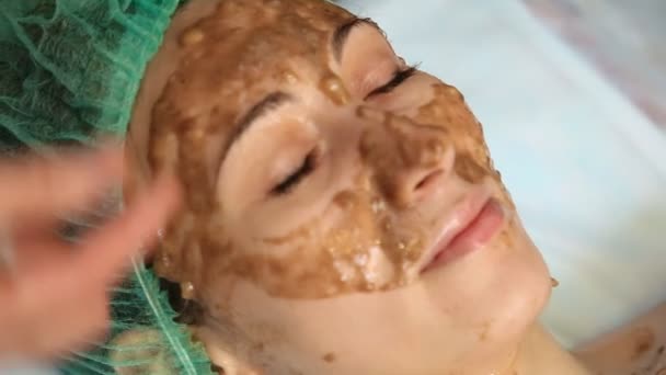 Банановая маска на женском лице — стоковое видео