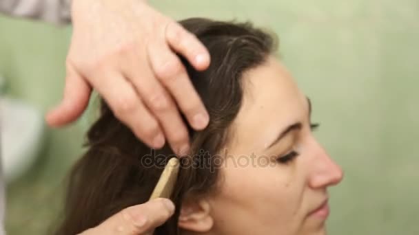 Женщина делает массаж головы — стоковое видео