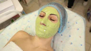 Yeşil maske yüzünde kadınla