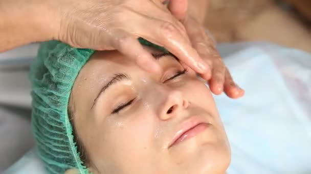 Woman doing facial massage — Stock Video