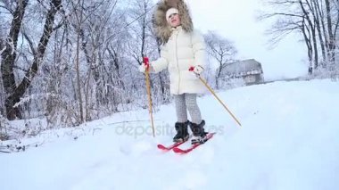 Kış ormanda Kayak çocuk