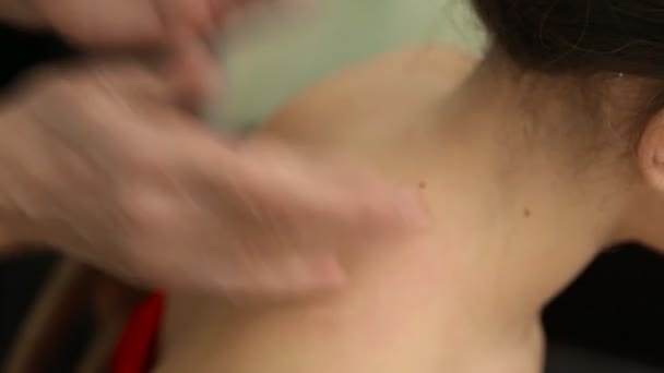 Detailní záběr masáž krku — Stock video