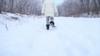 küçük kız yolda gidiyor