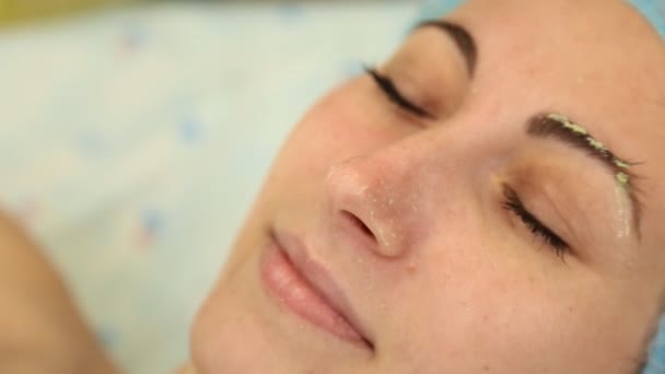Femme cosmétologue essuie son visage — Video