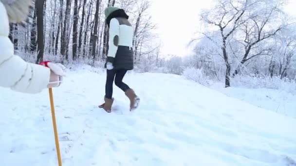 Esquí infantil en el bosque de invierno — Vídeos de Stock