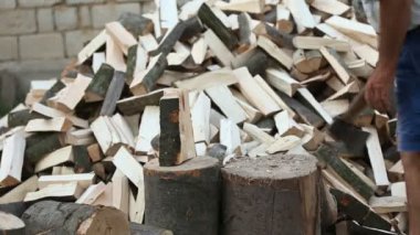 bir balta ile koşan adam