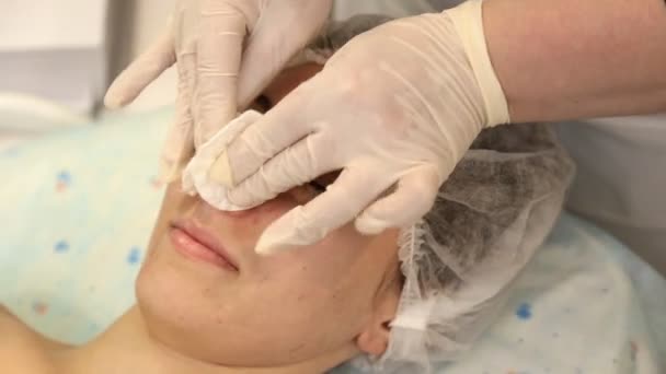 Cosmetologist woman wipes her face — Stock Video