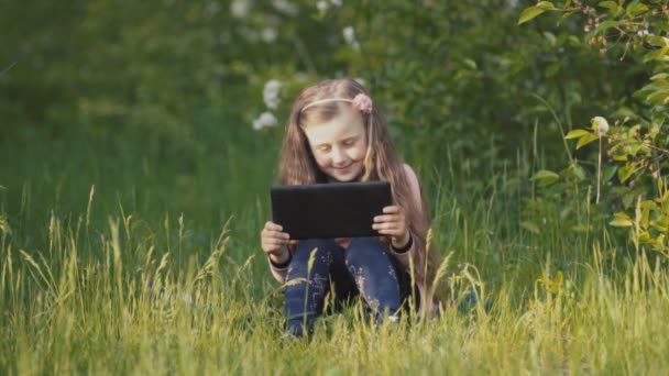 Onun elinde bir tablet ile küçük kız — Stok video