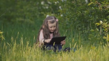 Onun elinde bir tablet ile küçük kız