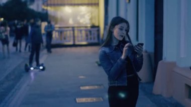 Elinde telefon ile kız
