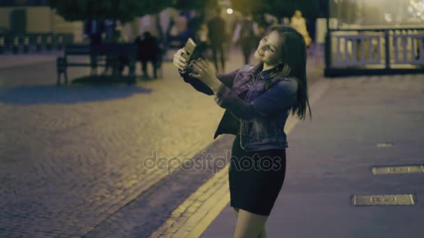 La chica hace selfie — Vídeo de stock