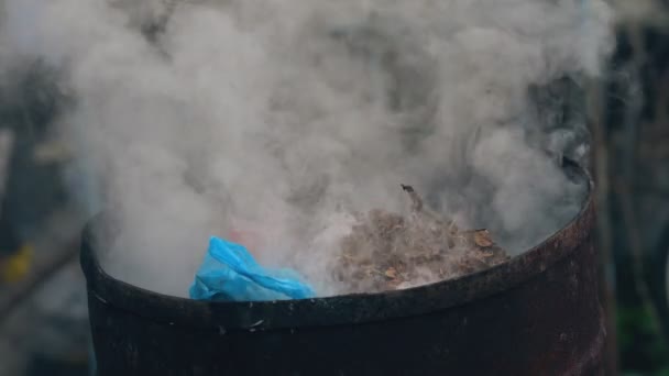 Fass mit brennendem Müll — Stockvideo