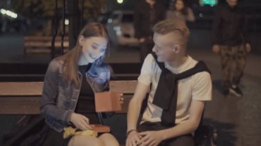 Adam bir hediye kız sunar