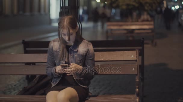 La ragazza sta guardando il telefono. — Video Stock