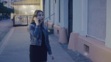 Kız telefonda konuşuyor.