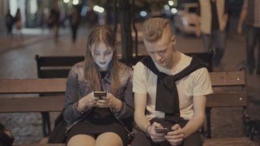 Adam telefonu arayan bir kızla