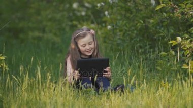 Onun elinde bir tablet ile küçük kız